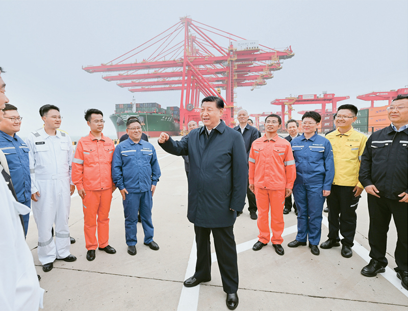 2024年5月22日至24日，中共中央总书记、国家主席、中央军委主席习近平在山东考察。这是22日下午，习近平在日照港亲切慰问港口科技工作者、运营人员、航运人员。 新华社记者 谢环驰/摄